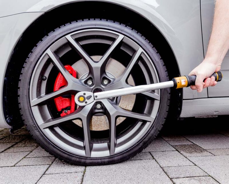 torque wrench tightening lug nuts