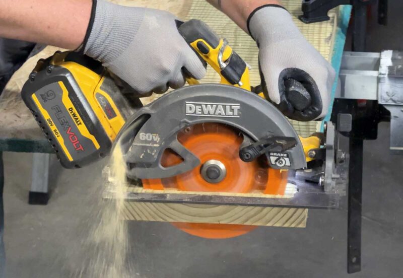 DeWalt DCS578 cross-cutting