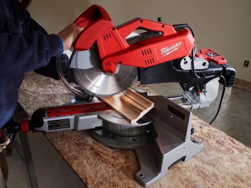 Milwaukee 6955-20 miter saw cutting