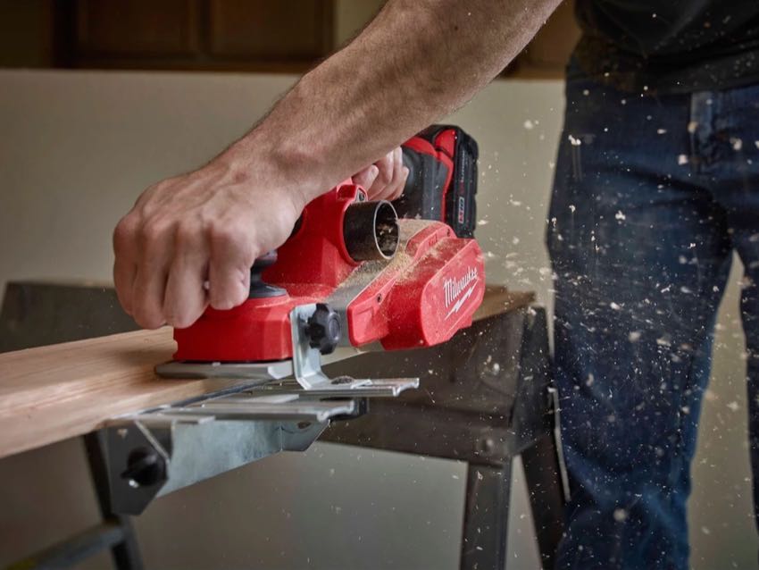 Milwaukee M18 2623 cordless planer